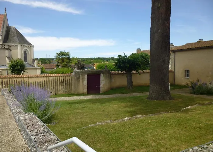 Les Noisettes * Lhommaize